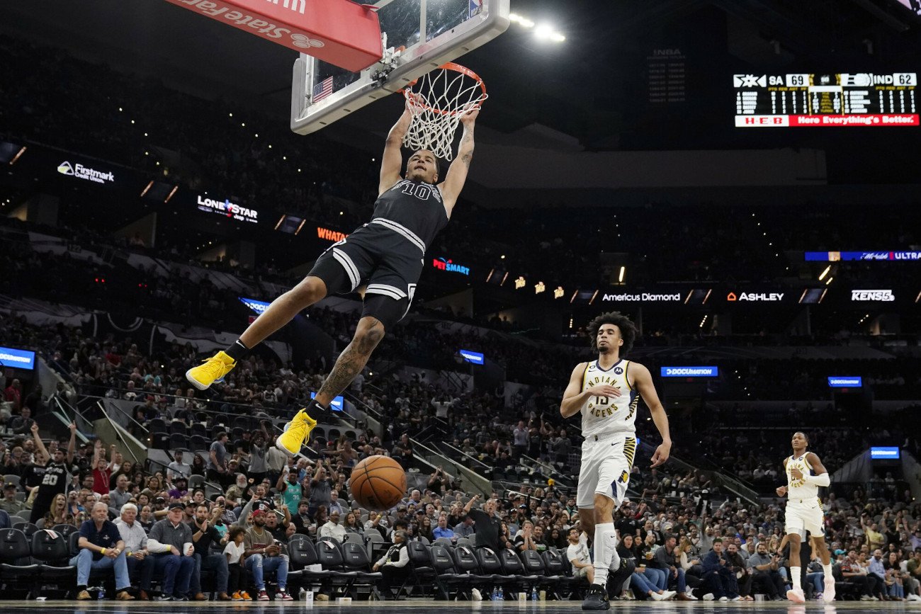 Jeremy Sochan po raz kolejny udowodnił, że w NBA czuje się, jak ryba w wodzie. Polski koszykarz robi ogromne postępy.