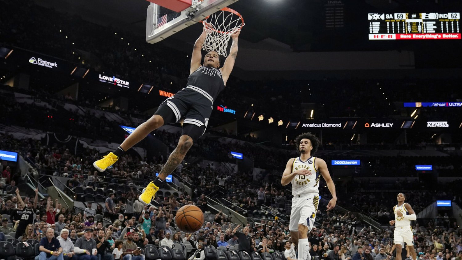 Jeremy Sochan po raz kolejny udowodnił, że w NBA czuje się, jak ryba w wodzie. Polski koszykarz robi ogromne postępy.