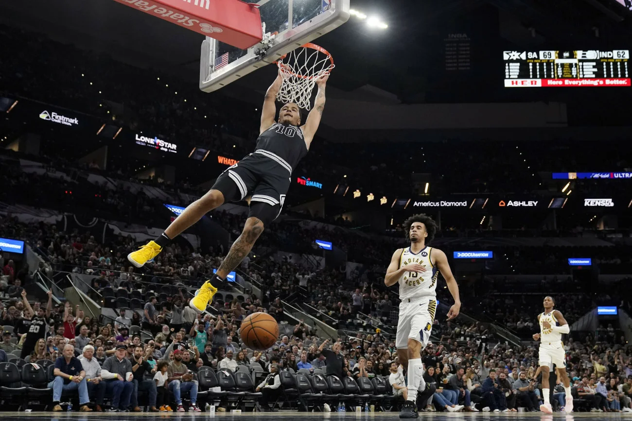 Jeremy Sochan po raz kolejny udowodnił, że w NBA czuje się, jak ryba w wodzie. Polski koszykarz robi ogromne postępy.