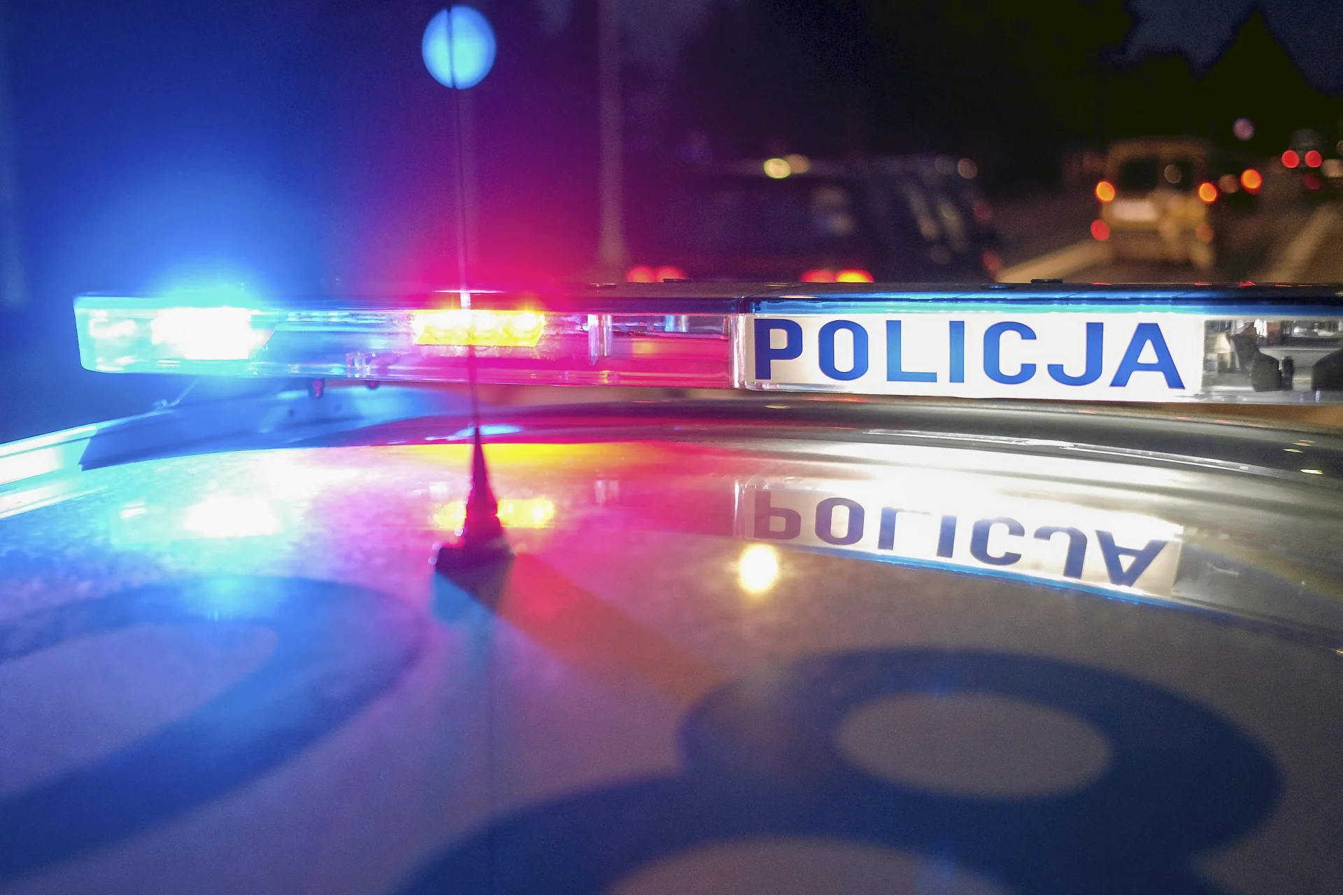 Tragiczny wypadek na warszawskiej ochocie. 20-latek wjechał w chodnik, na którym przebywali piesi.