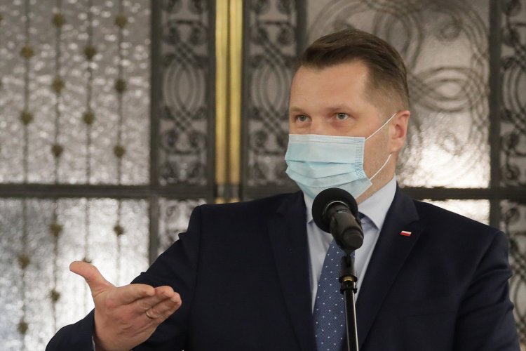 Przemysław Czarnek mówi o powrocie części uczniów do szkół już w kwietniu.