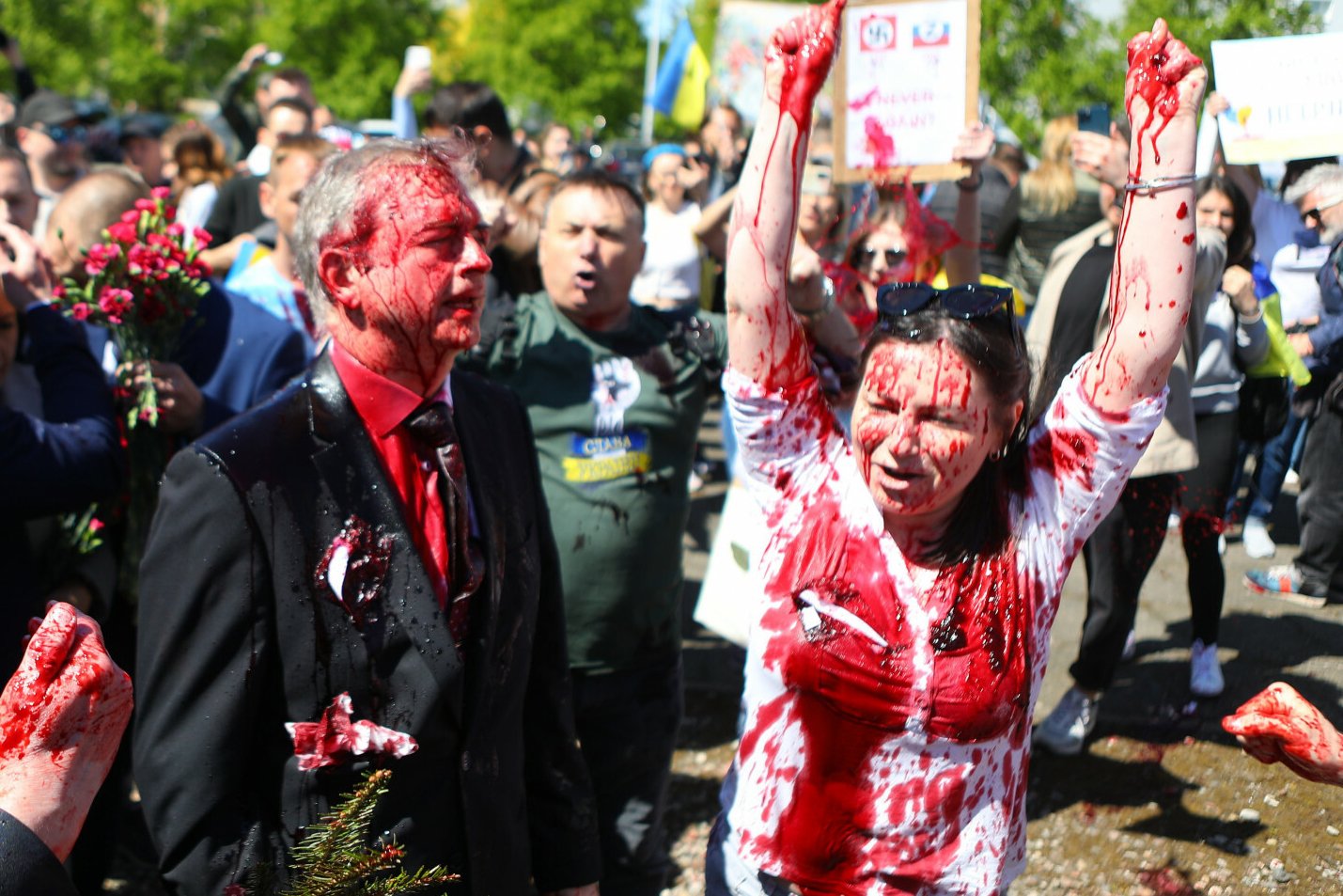 Dziennikarka, która oblała ambasadora Rosji farbą musiała wyjechać z Warszawy.