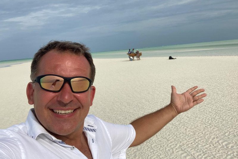 Żelisław Żyżyński, dziennikarz Canal+ od 12 lat, rzucił pracę w Polsce i w styczniu przeniósł się z rodziną na Zanzibar.