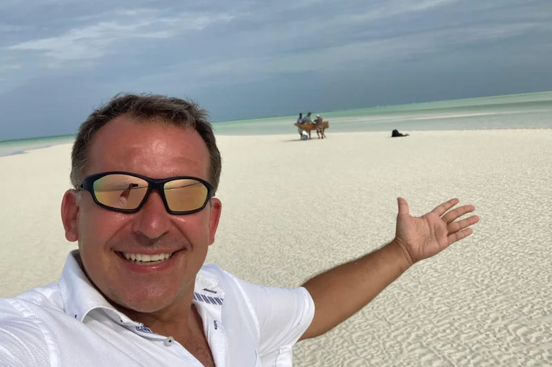 Żelisław Żyżyński, dziennikarz Canal+ od 12 lat, rzucił pracę w Polsce i w styczniu przeniósł się z rodziną na Zanzibar.