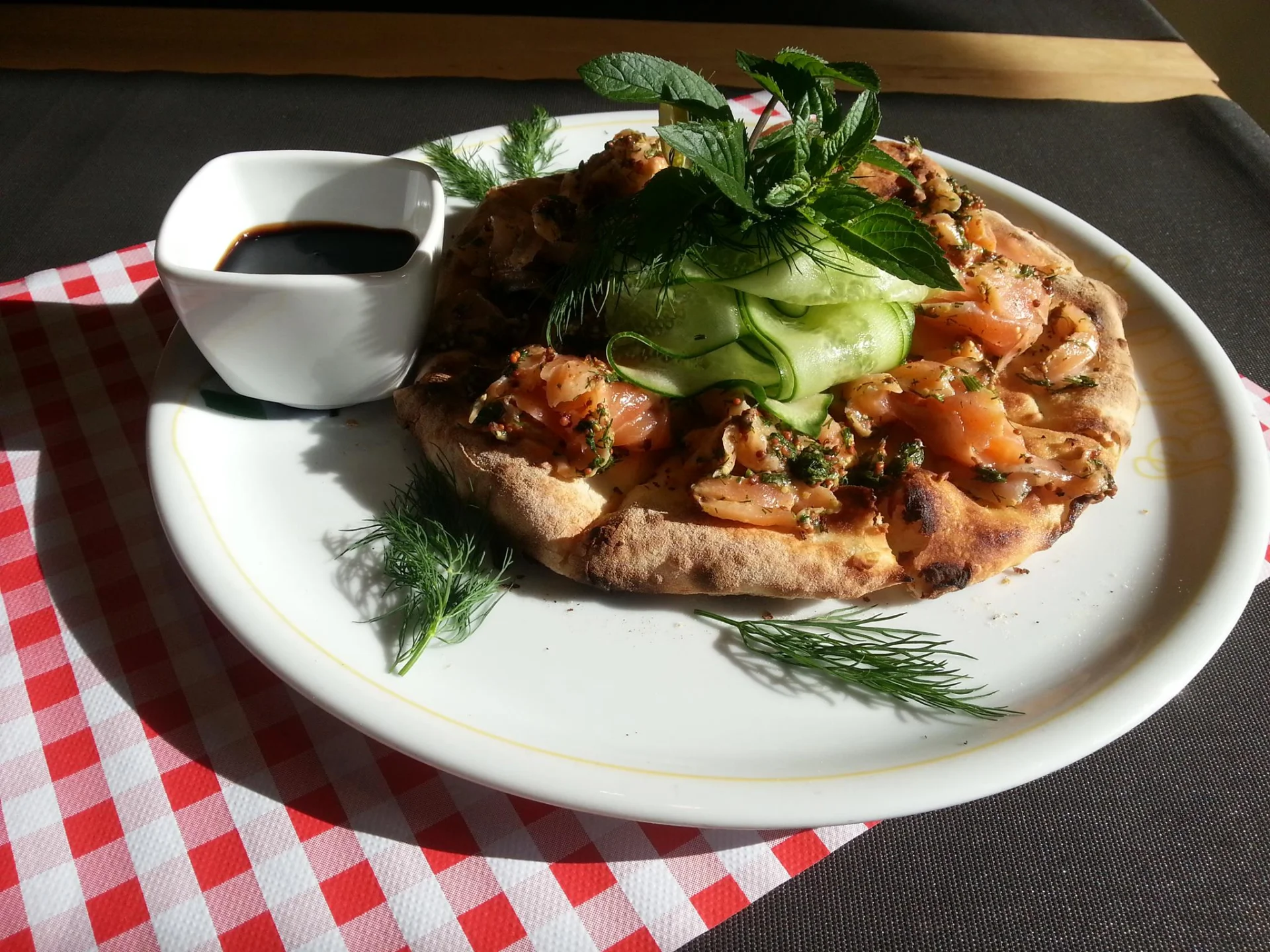 Bruschetta z łososiem"gravalax" ze świeżym ogórkiem i kremem balsamicznym