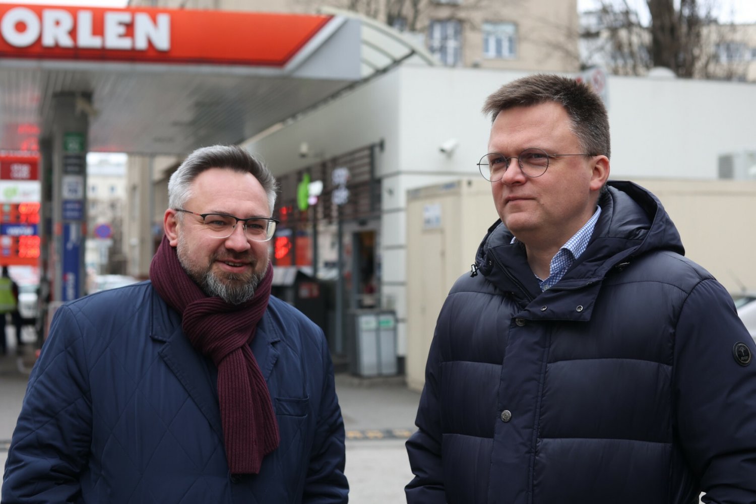 Mirosław Suchoń i Szymon Hołownia podczas konferencji "Skończmy z oligarchizacją Polski przez PiS"
