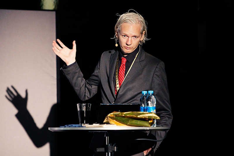Julian Assange jeszcze na wolności. Dziś wygląda bardziej jak polityk, niż buntownik