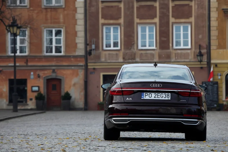 Z tyłu Audi A8 możecie zobaczyć jednolity pas świetlny łączący lewą i prawą stronę.