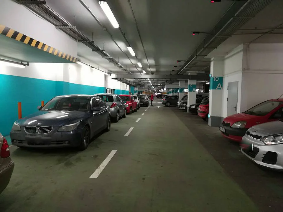 Czarny Piątek spowodował korki w okolicach największych galerii handlowych w Warszawie. Tu sytuacja na parkingu pod Arkadią.