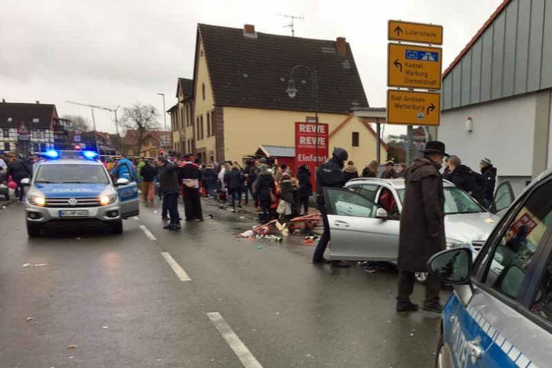 W małym miasteczku w Hesji samochód wjechał w paradę karnawałową.