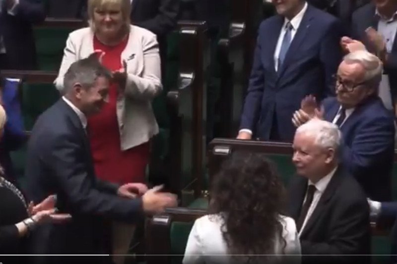 Posłowie PiS owacjami na stojąco dziękowali skompromitowanemu Markowi Kuchcińskiemu.