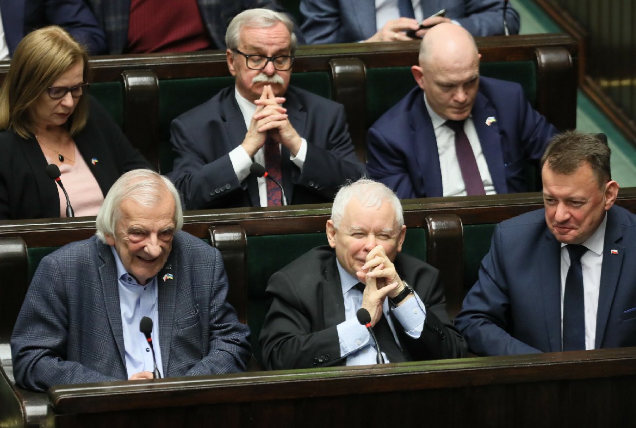 Kontrolerzy lotów to wierzchołek góry lodowej. Tak PiS upokarza pracowników