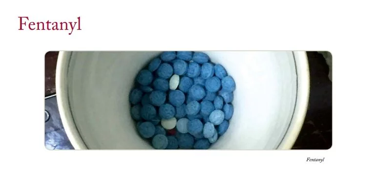 Fentanyl występuje w formie pigułek, tabletek musujących, zastrzyków, inhalacji, aerozoli do nosa, proszku, plastrów przeciwbólowych lub nawet... lizaków. Można go też przyjmować dożylnie, wąchać lub zażywać doustnie. Fentanyl w tabletkach.