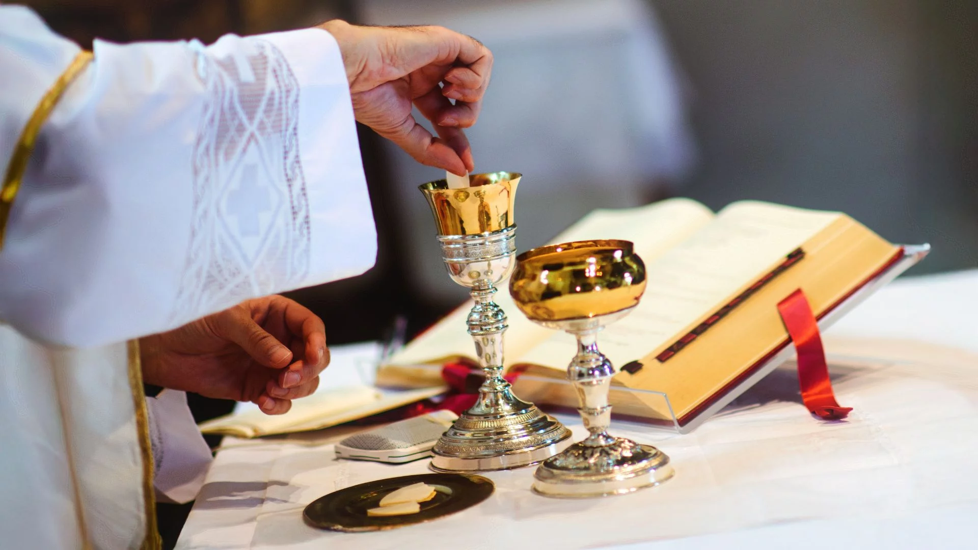 Sekretarz biskupa legnickiego zatrzymany przez żaboli. Ależ kompromitacja szamana