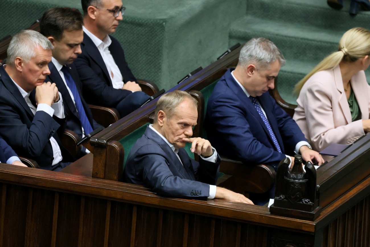 Koalicja Obywatelska traci w sondażach. PiS o krok od wygranej.