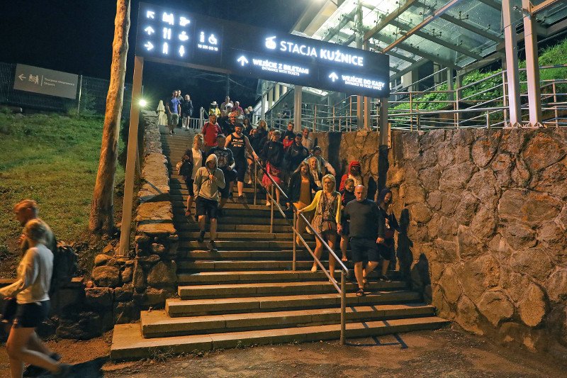 Piorun uderzył w Kasprowy Wierch. Całą noc ewakuowano turystów z kolejki.