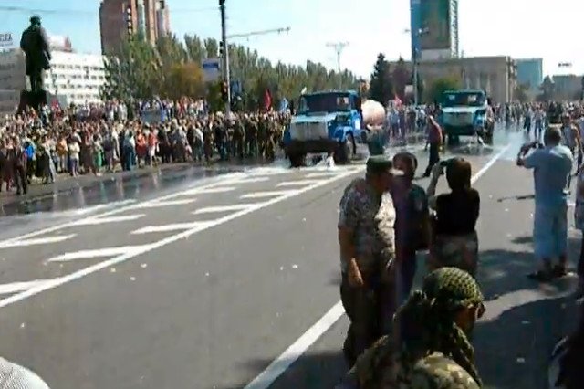 Po przejściu kolumny jeńców ulicę "umyły" polewaczki