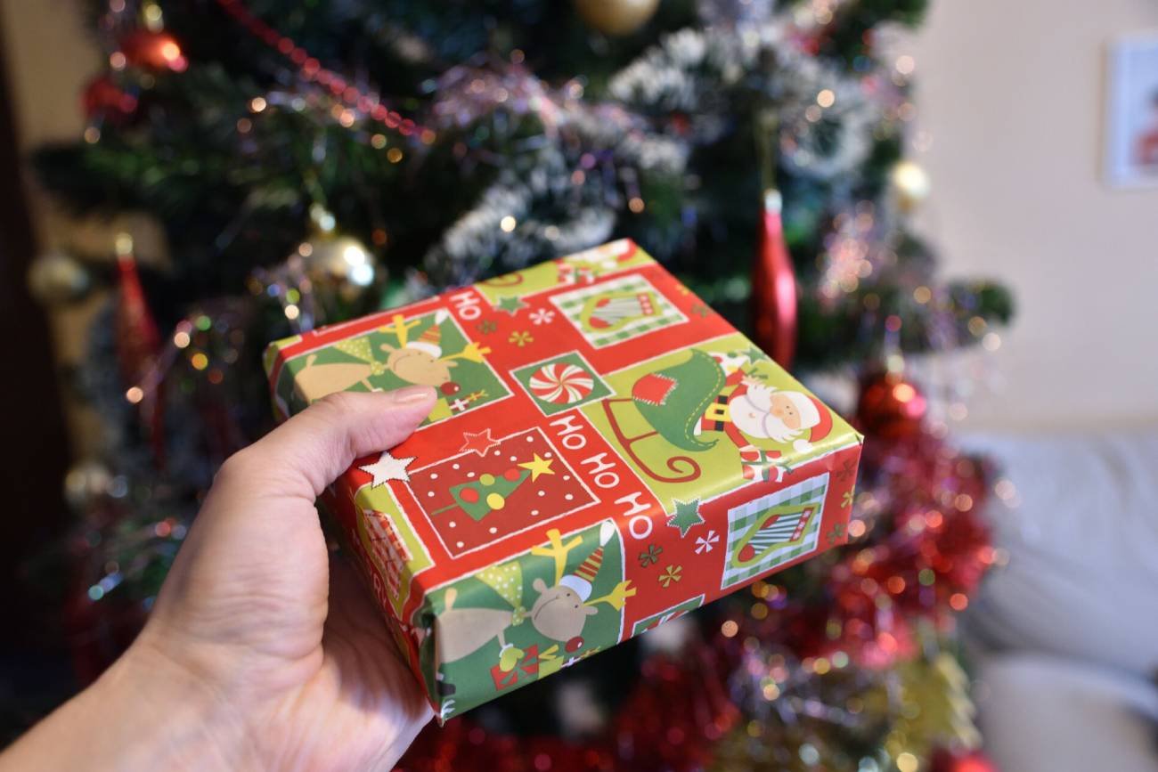 Jak zapakować prezent? Oto najłatwiejszy sposób