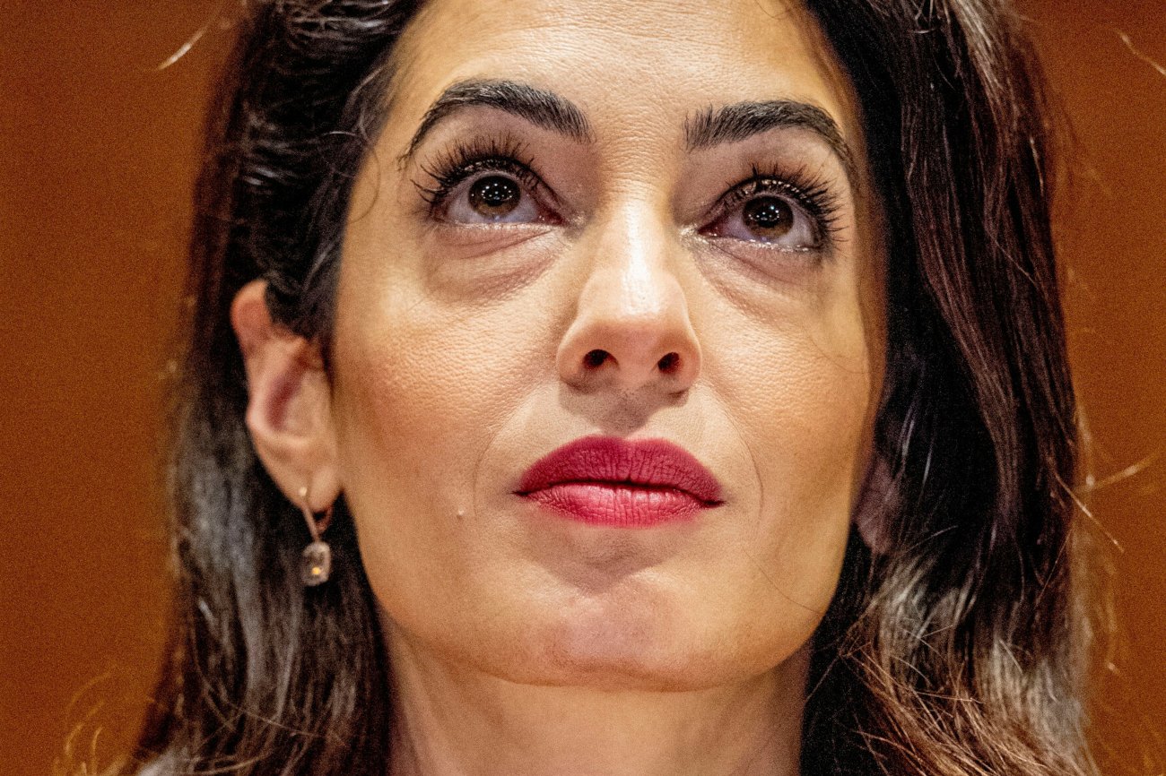 Amal Clonney pomoże pociągnąć rosyjskich zbrodniarzy wojennych.