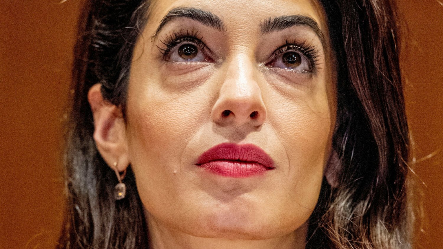 Amal Clonney pomoże pociągnąć rosyjskich zbrodniarzy wojennych.