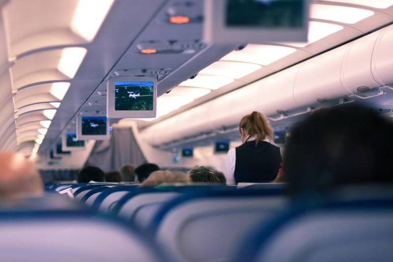 Stewardzi muszą walczyć z rutyną i niegrzecznymi pasażerami.