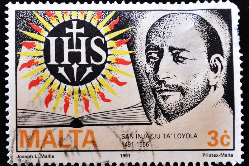 Maltański znaczek ze św. Ignacym Loyolą, założycielem jezuitów.