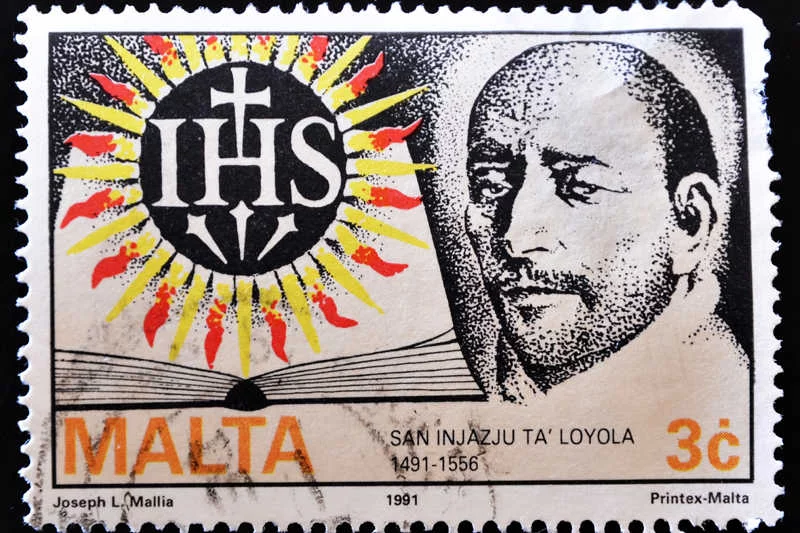 Maltański znaczek ze św. Ignacym Loyolą, założycielem jezuitów.
