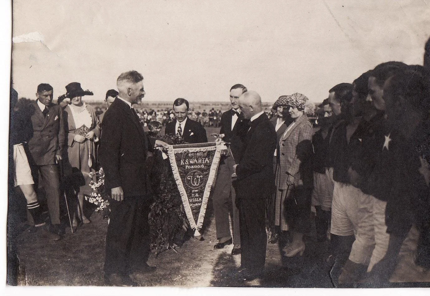 Zdjęcie pochodzi z meczu Warty z Wisłą Kraków w 1922 roku.