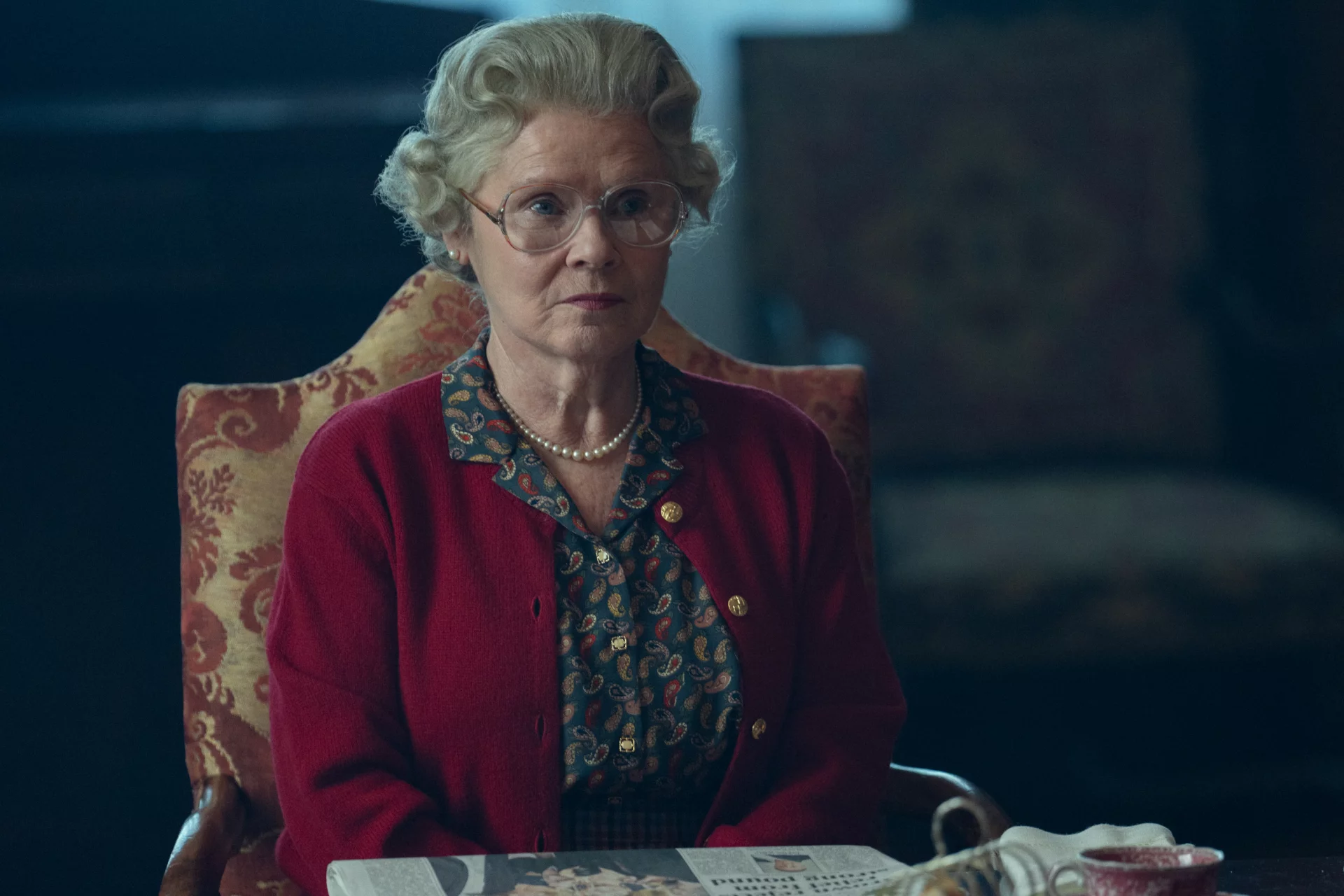 Imeldy Staunton jako Elżbieta II w "The Crown 6".