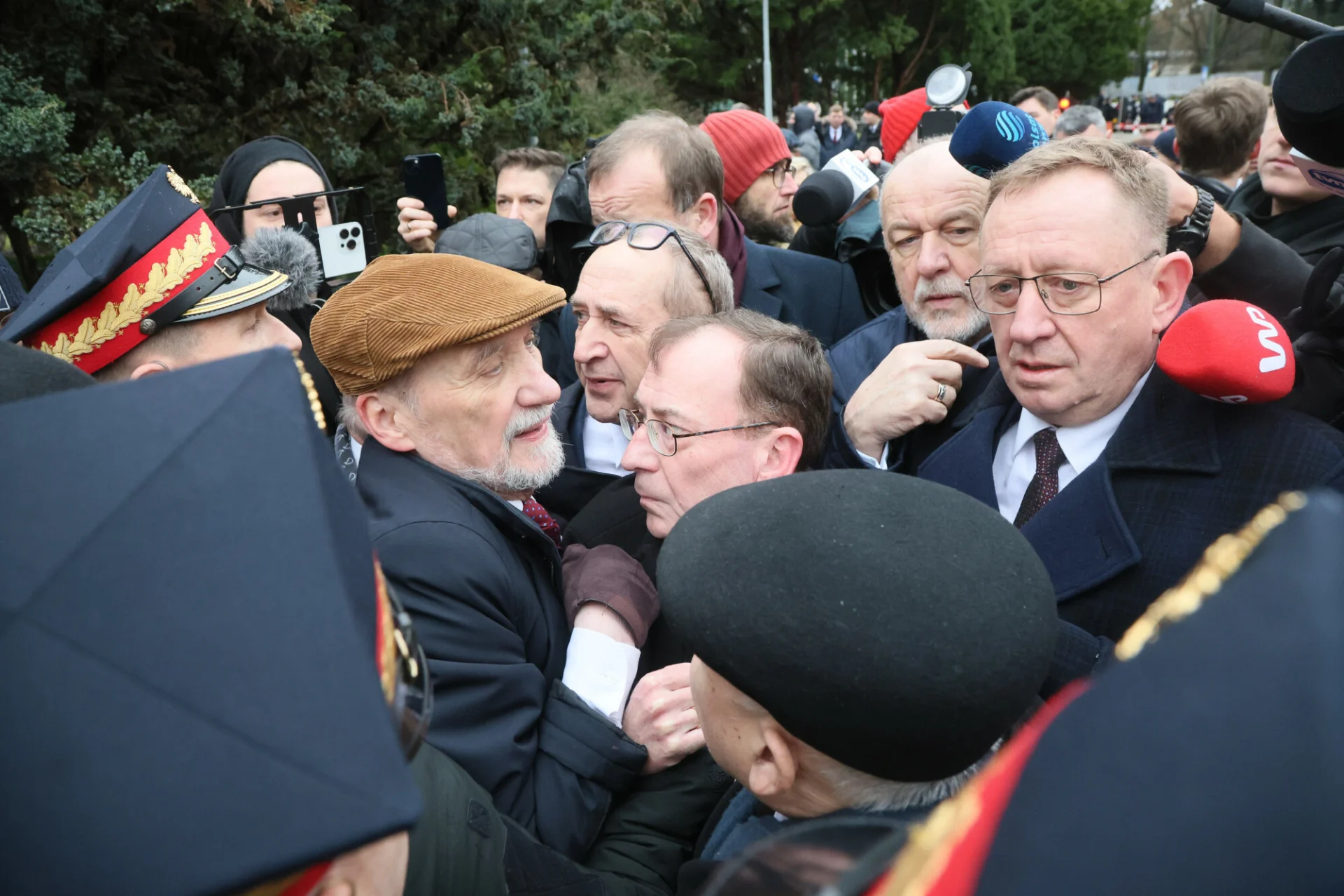 Na tym zdjęciu widać, że ręka w bordowej rękawiczce, która wylądowała na twarzy Mariusza Kamińskiego należała do Antoniego Macierewicza.