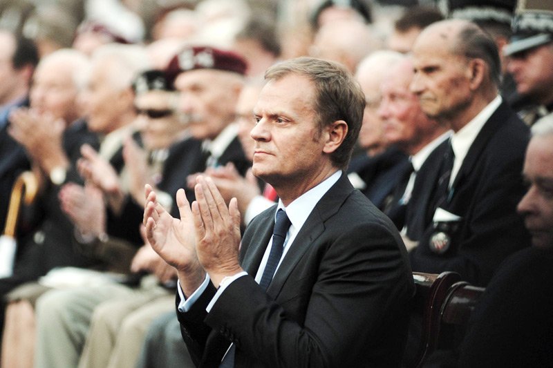 Jako premier Polski Donald Tusk dbał o zachowanie pamięci o ofiarach Powstania Warszawskiego. Nie porzucił tej misji także jako przewodniczący Rady Europejskiej.