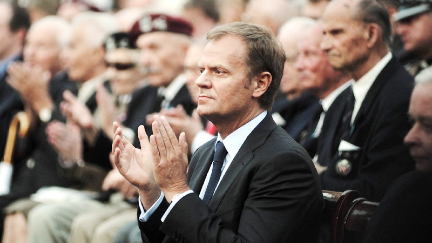 Jako premier Polski Donald Tusk dbał o zachowanie pamięci o ofiarach Powstania Warszawskiego. Nie porzucił tej misji także jako przewodniczący Rady Europejskiej.