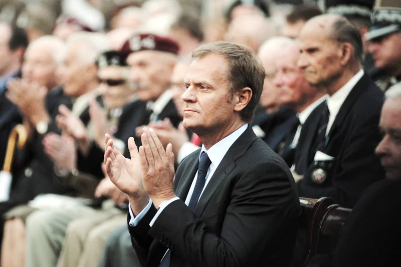 Jako premier Polski Donald Tusk dbał o zachowanie pamięci o ofiarach Powstania Warszawskiego. Nie porzucił tej misji także jako przewodniczący Rady Europejskiej.