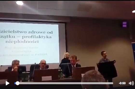 Kobiety wdarły się na scenę podczas przemowy Chazana.