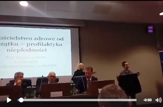 Kobiety wdarły się na scenę podczas przemowy Chazana.