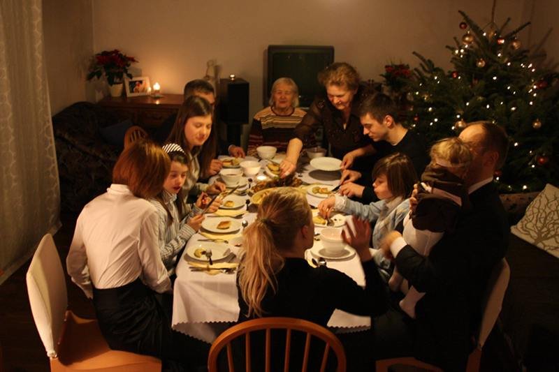 Wigilijna kolacja to często nie tylko rodzinne ciepło, ale i rodzinne spory. Jak ich uniknąć?