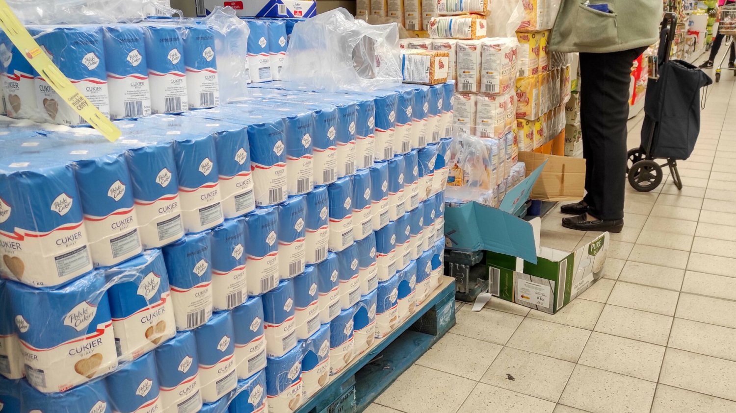Polacy skarżą się na brak cukru w sklepach.