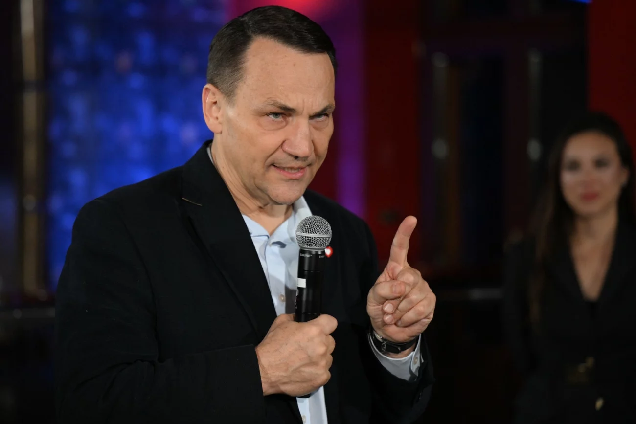 Rosja grozi użyciem bomby atomowej. Sikorski mówi wprost: Putin udaje.