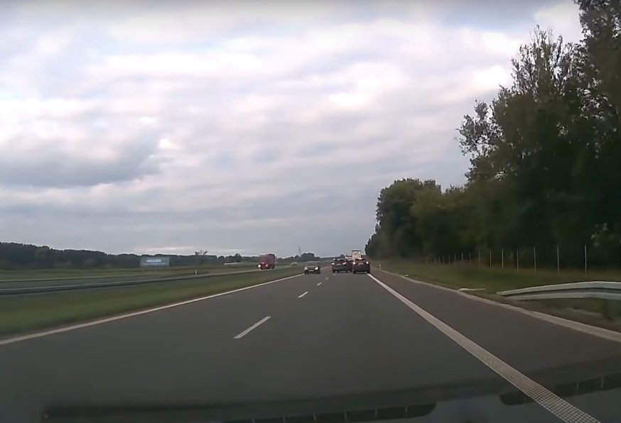 Na nagraniu widać, jak kierująca fordem o mało nie doprowadziła do wypadku.