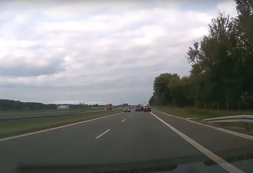Na nagraniu widać, jak kierująca fordem o mało nie doprowadziła do wypadku.