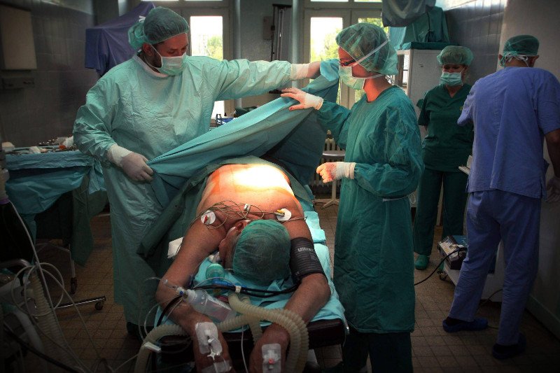 Politycy ustalają co jest etyczne w medycynie.