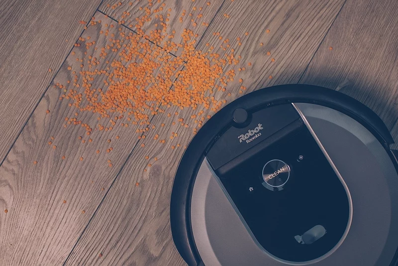 iRobot Roomba i7+ wyposażona jest w opatentowaną technologię Dirt Detect, czyli funkcję wykrywania brudu