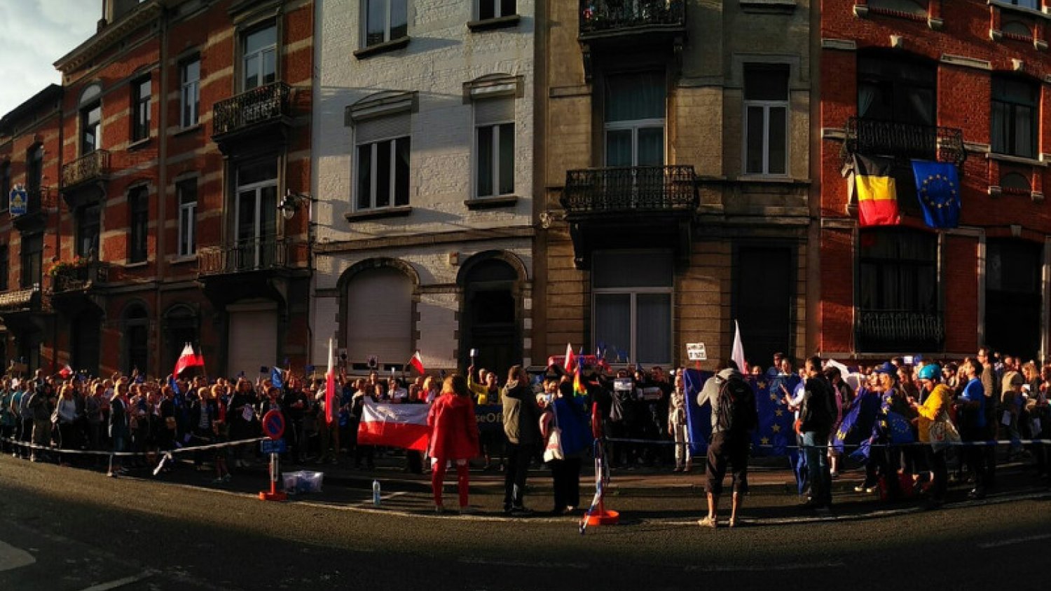 W Brukseli, a także w innych miastach Europy, protestowano w niedzielę na znak solidarności z Polakami.