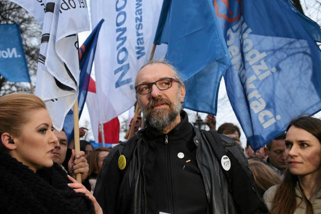Mateusz Kijowski podczas pikiety KOD i Partii .Nowoczesna.