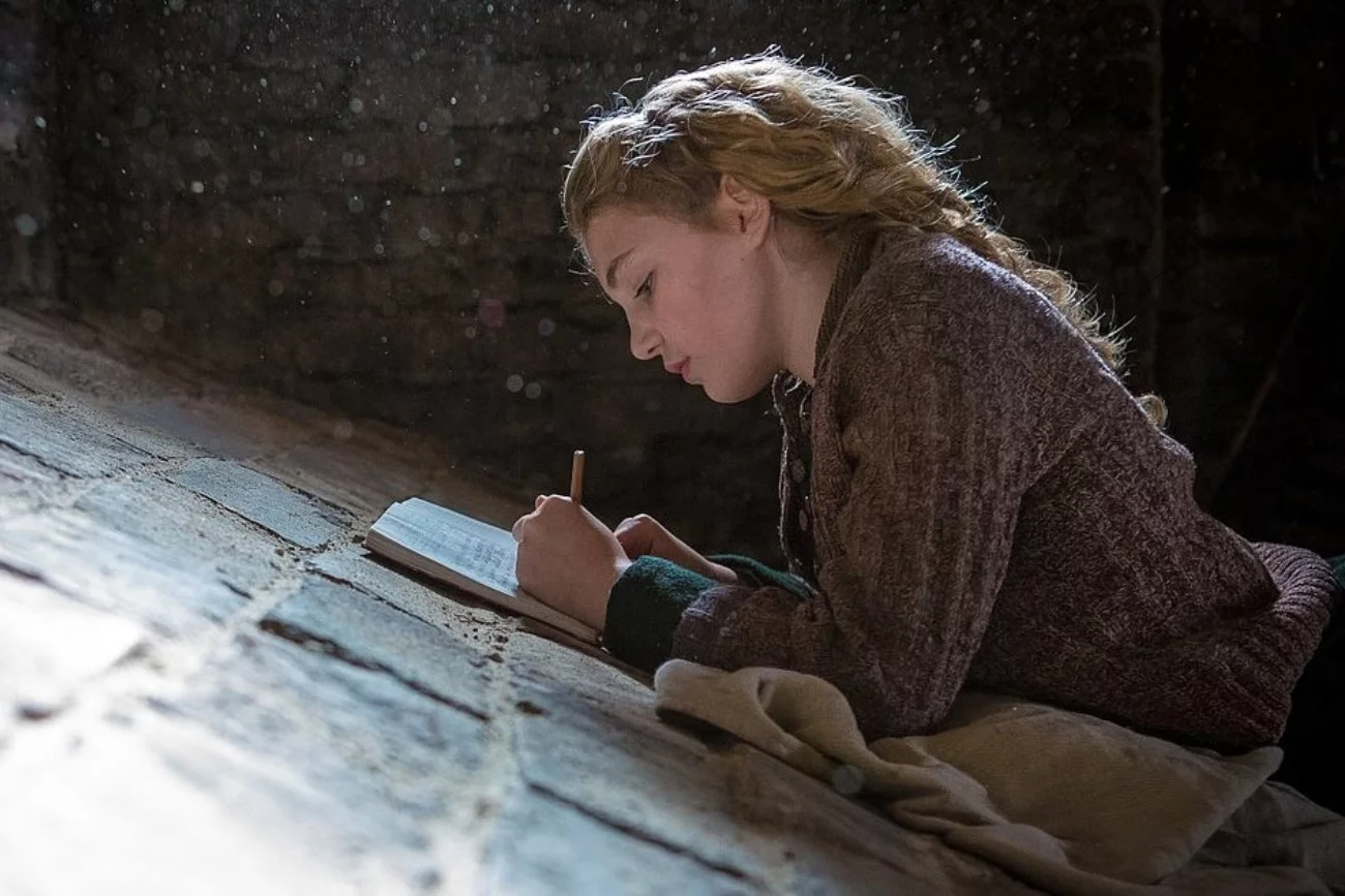 Sophie Nelisse w filmie "Złodziejka książek".