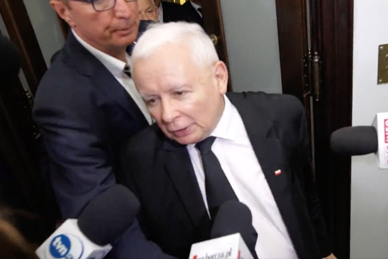 Jarosław Kaczyński chce debaty z Manfredem Weberem.