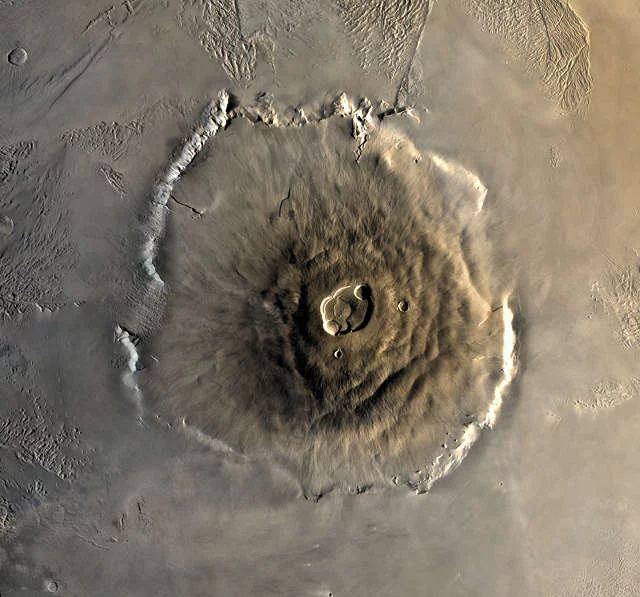 Mars to nie tylko bezkresne równiny czerwonego pyłu. Na zdjęciu Olimp – potężna góra, która jest największą w naszym Układzie Słonecznym