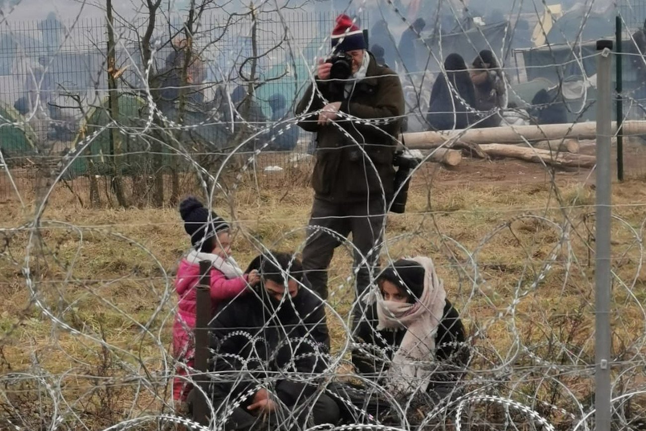 Stanisław Żaryn poinformował, że w miejscu ataków na polskich funkcjonariuszy, do których doszło we wtorek 16 listopada, powstało nowe obozowisko.