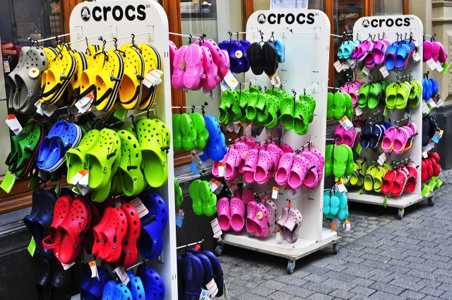 Wystawa pełna Crocsów.