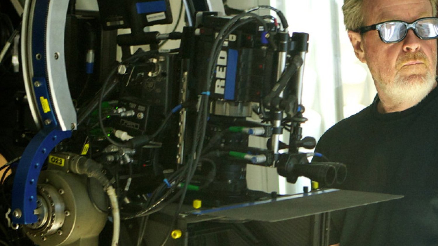 Ridley Scott tłumaczył dlaczego nie zatrudnił egipskich aktorów w ekranizacji historii Mojżesza. Tu reżyser na planie "Prometeusza"